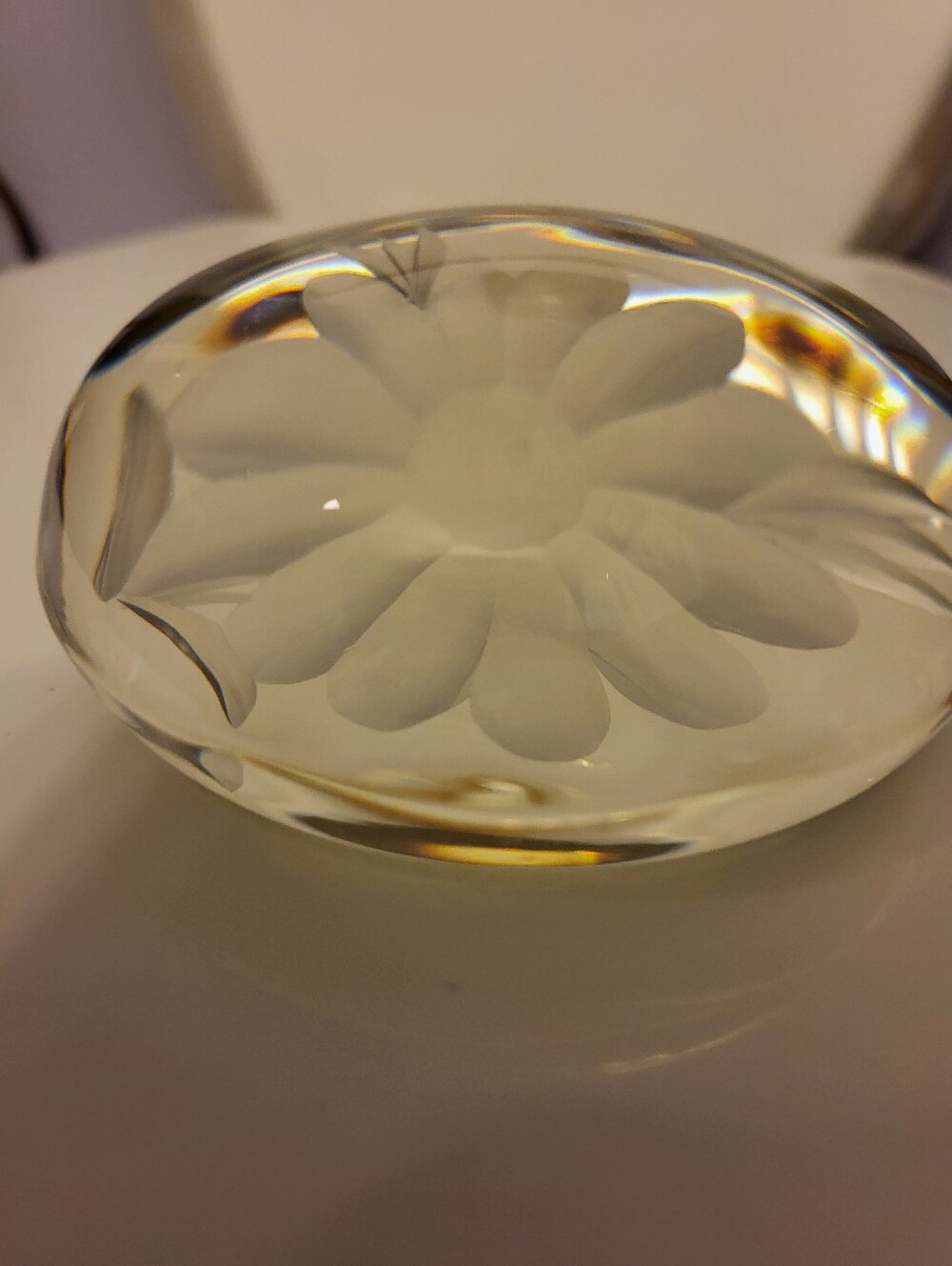 VTG.4 In.Dome Shaped Art Glass Paperweight with Etched White Flower - Home Art - Picture 10 of 11